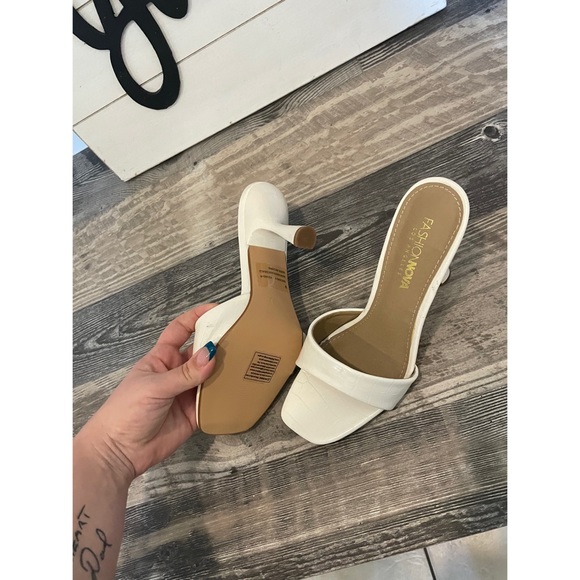 Never worn size 9 white sandal - Picture 3 of 4